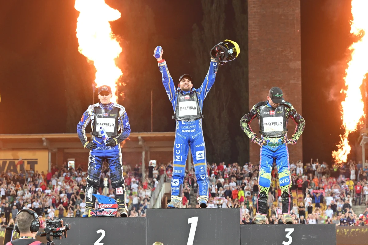 Bartosz Zmarzlik wygrał piątą rundę żużlowego cyklu Grand Prix we Wrocławiu na Stadionie Olimpijskim. Polak został liderem w klasyfikacji generalnej indywidualnych mistrzostw świata. Zawody opóźniły się o blisko trzy godziny z powodu opadów deszczu.
