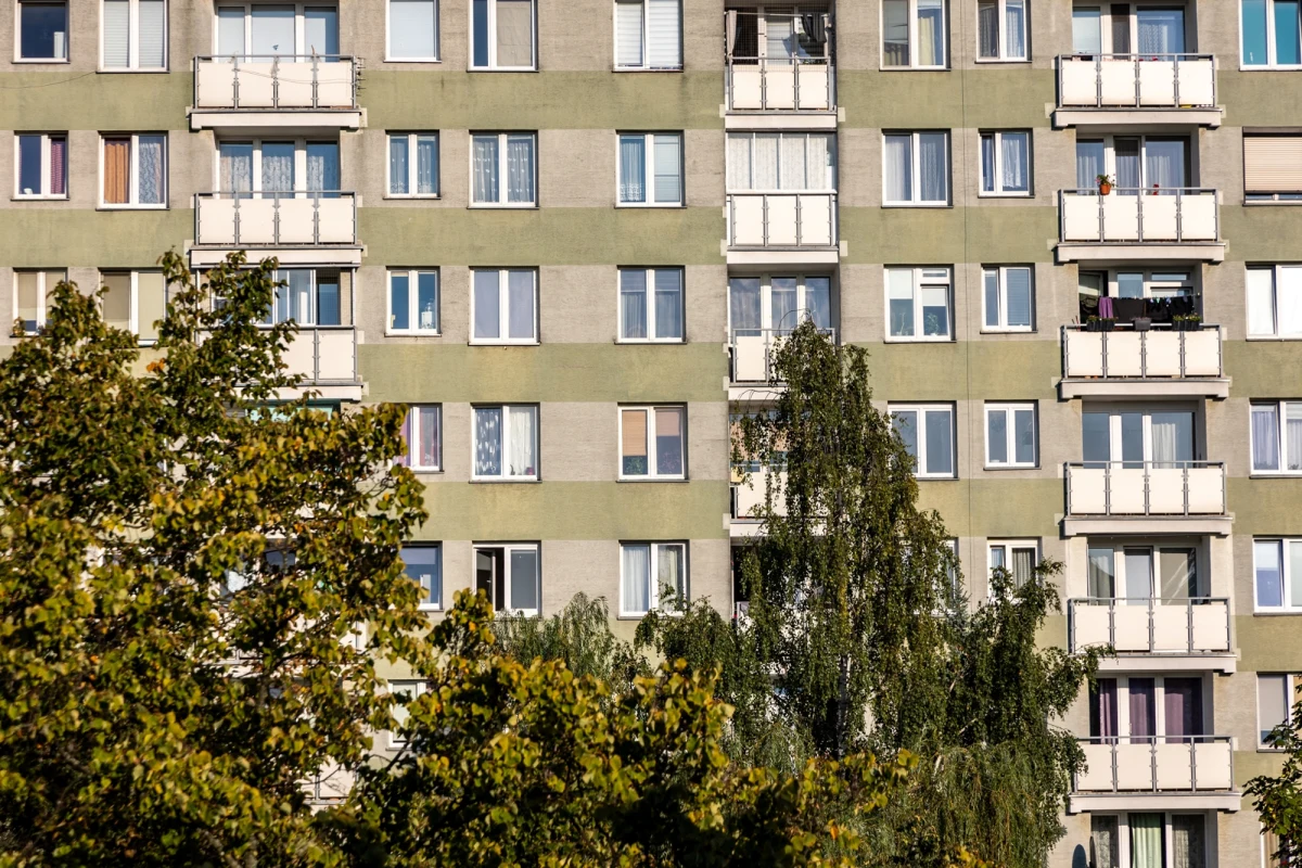 Polska mapa społeczna zmienia się na naszych oczach. Najnowsze dane Eurostatu, które przeanalizował Polski Instytut Ekonomiczny, nie pozostawiają złudzeń – coraz więcej Polaków wybiera życie w pojedynkę. Na koniec 2025 roku aż 35 procent wszystkich gospodarstw domowych w kraju stanowiły gospodarstwa jednoosobowe. Dla porównania, w 2006 roku było to zaledwie 22 procent.