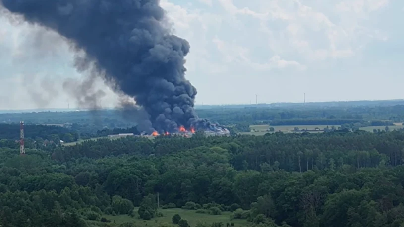 Pożar fabryki na Pomorzu. Czarny dym widać z wielu kilometrów