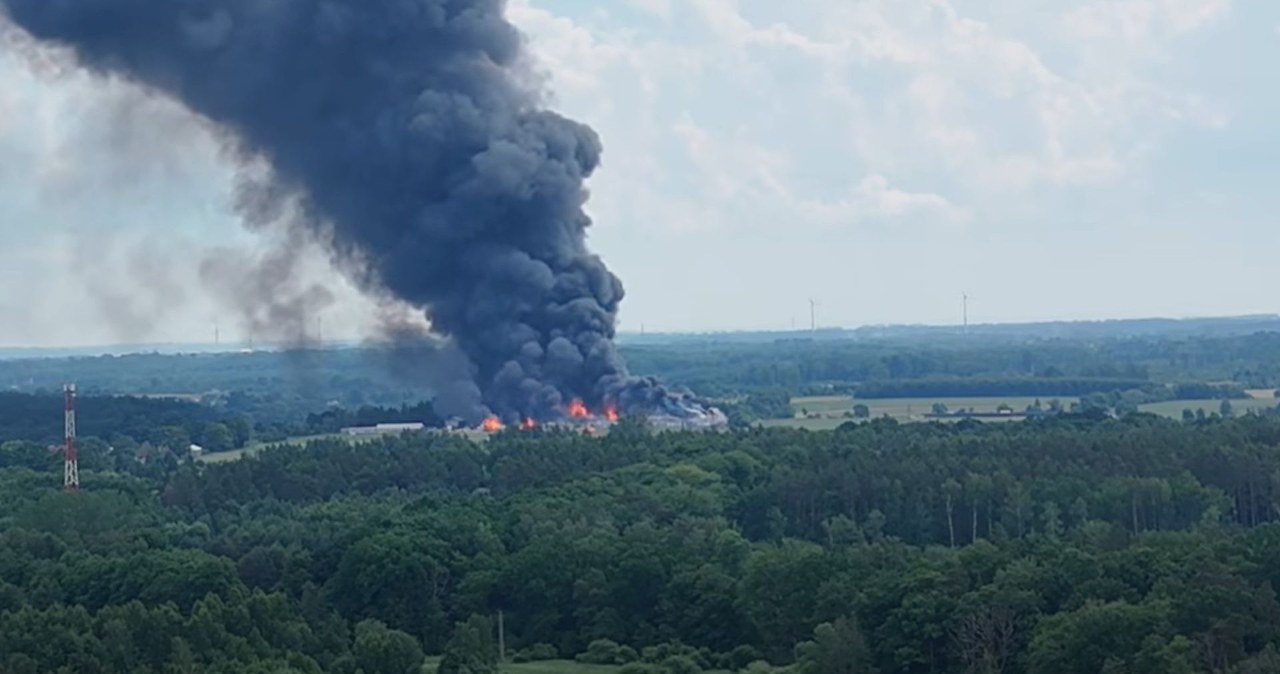 Pomorze. Pożar fabryki aerozoli w Charnowie. Akcja strażaków