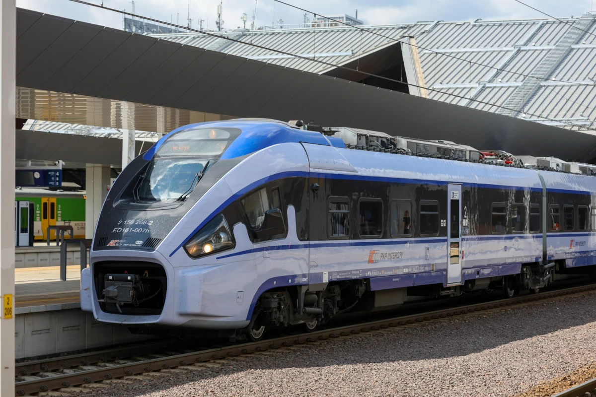 W niedzielne popołudnie przywrócono normalny ruch pociągów na trasie łączącej Poznań i Berlin. W piątek na odcinku między Nowym Tomyślem a Opalenicą doszło do obniżenia, a potem uszkodzenia sieci trakcyjnej. Do czasu usunięcia usterki część pociągów dalekobieżnych jeździła objazdami.