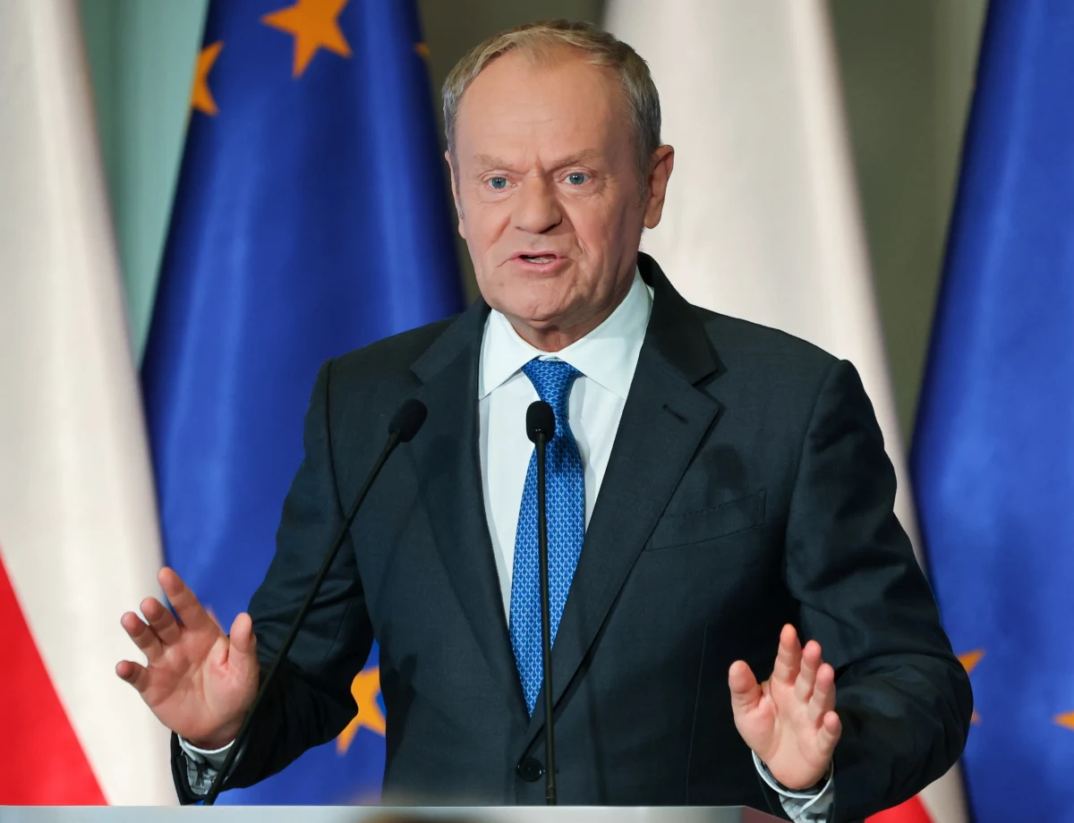 "Brnięcie w konflikt polityków w Polsce i w Ukrainie to strategiczny błąd, na którym stracą obie strony: biznesowo, geopolitycznie i reputacyjnie. A w polityce, jak wiadomo, błąd jest gorszy od zbrodni. W rozmowach z moimi europejskimi partnerami staram się minimalizować straty i obniżać napięcie. Nie jest to łatwe zadanie" - napisał w niedzielę w mediach społecznościowych premier Donald Tusk, odnosząc się kwestii odebrania Orderu Orła Białego  przez prezydenta Karola Nawrockiego ukraińskiemu przywódcy Wołodymyrowi Zełenskiemu. Ukraińscy politycy w tym byli prezydenci jak Leonid Kuczma czy Petro Poroszenko w geście solidarności z obecnym prezydentem Ukrainy zdecydowali się zrzec przyznanych im przez polskie władze odznaczeń państwowych.