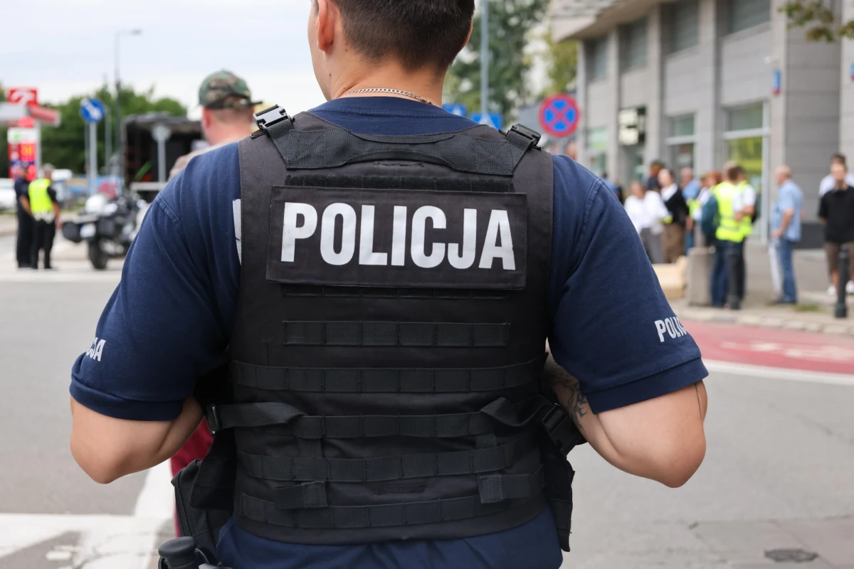 Policja i prokuratura będą wyjaśniać okoliczności interwencji funkcjonariuszy wobec agresywnego 37-latka na warszawskiej Białołęce. W trakcie obezwładniania mężczyzna stracił przytomność. Zmarł kilka godzin później w szpitalu.  