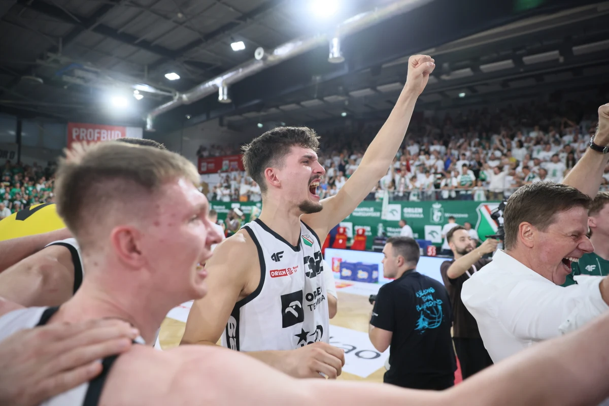 Koszykarze Legii Warszawa obronili tytuł mistrza Polski. W siódmym meczu finału play off pokonali u siebie Orlen Zastal Zielona Góra 78:70 zwyciężając w rywalizacji 4-3. To dziewiąty tryumf w historii stołecznej drużyny, który warszawscy koszykarze wywalczyli w 110-lecie klubu.