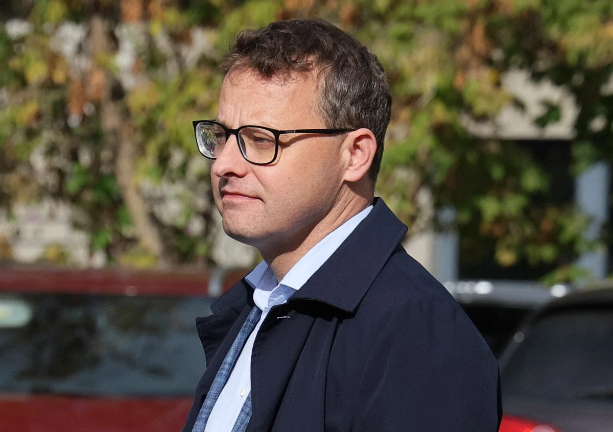 ​Jest wniosek o uchylenie Europejskiego Nakazu Aresztowania Marcina Romanowskiego. Jak ustalił dziennikarz RMF FM Tomasz Skory, obrońca polityka PiS-u i byłego wiceministra sprawiedliwości w rządzie Mateusza Morawieckiego skierował w tej sprawie pismo do sądu, który wydał taki nakaz. 