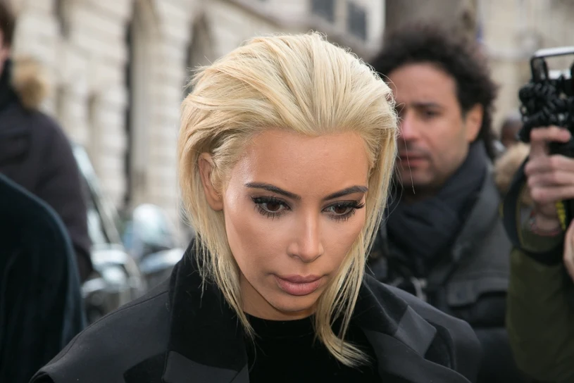 Kim Kardashian zaskoczyła metamorfozą. Platynowy blond i stylizacja rodem z Hollywood