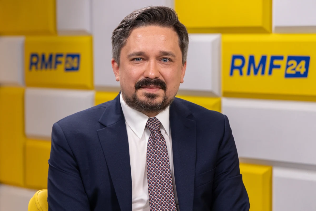 "To nie jest ustawa, która przewiduje jawność zarobków lekarzy" – mówił w Porannej rozmowie w RMF FM Rzecznik Praw Obywatelskich prof. Marcin Wiącek o projekcie umożliwiającym zbieranie informacji o zarobkach medyków. "Dotyczy informowania Ministerstwa Zdrowia o tym, ile poszczególni lekarze zarabiają, ponieważ według aktualnego stanu prawnego resort nie dysponuje jednoznaczną informacją dot. zarobków lekarzy wynikających z różnych etatów i pracy w różnych placówkach" – mówił.