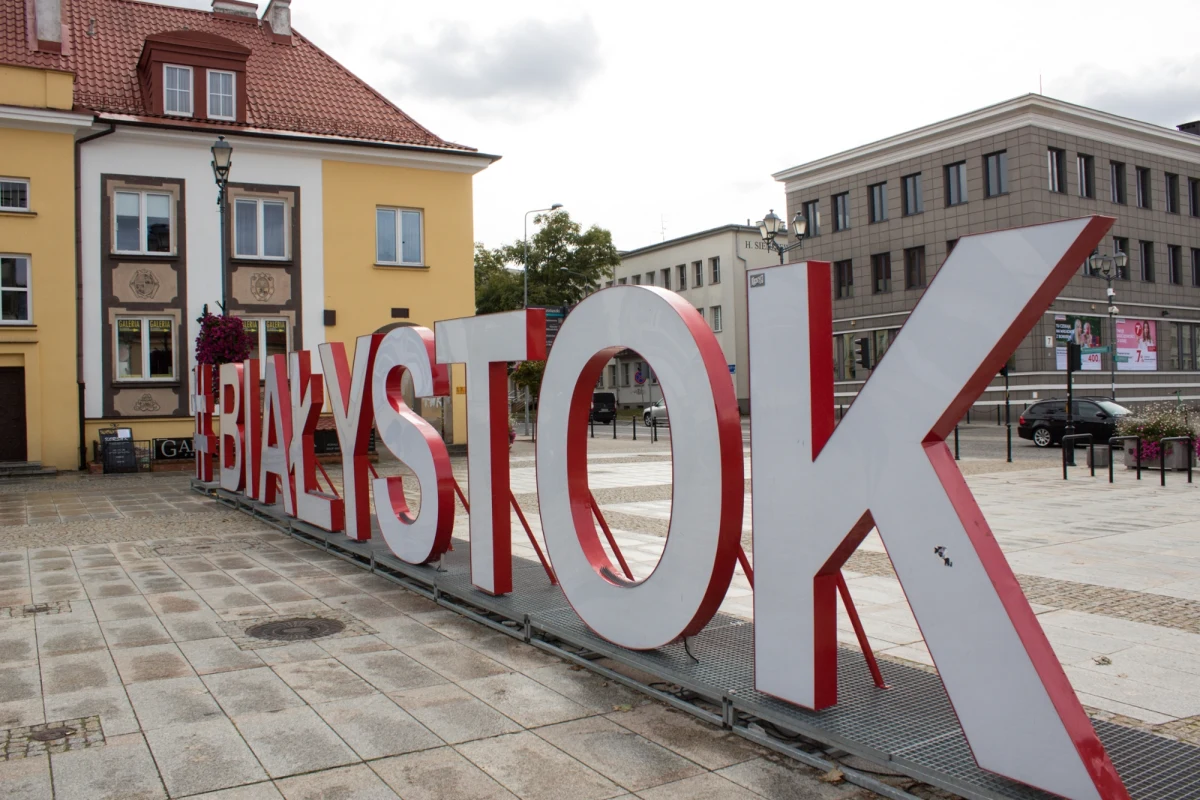 900 tysięcy złotych – tyle wyniosła pula środków na dofinansowanie wakacyjnego wypoczynku w ramach Podlaskiego Bonu Turystycznego. Cała kwota została zarezerwowana w zaledwie 2,5 minuty. W tym czasie wygenerowano 3 tysiące bonów o wartości 300 zł każdy. Akcja cieszy się ogromnym zainteresowaniem w całym kraju.
