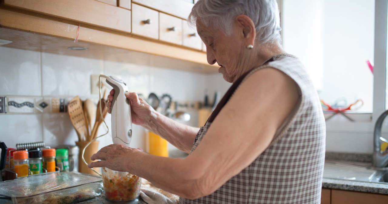 Co jeść rano, gdy jest gorąco? Seniorzy powinni pamiętać o trzech składnikach