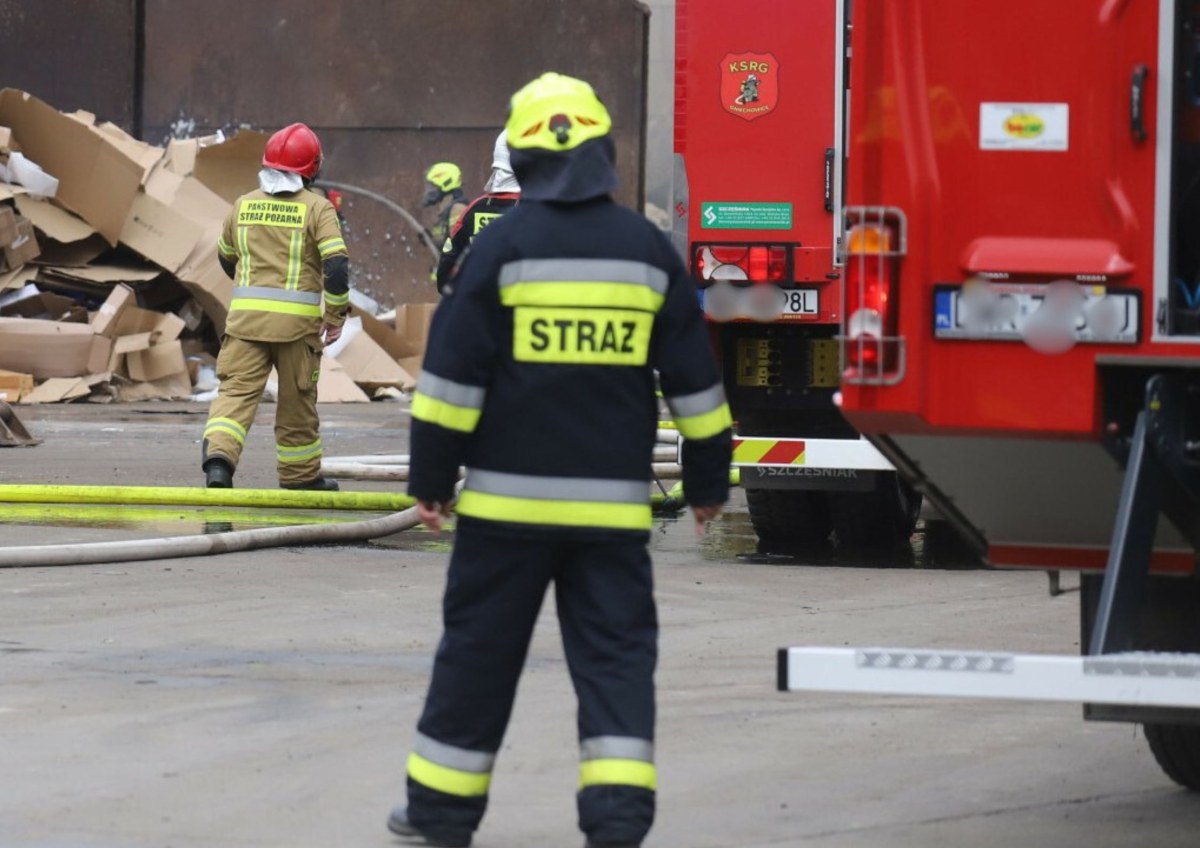 Płonie hala we Włocławku. Kłęby czarnego dumy nad miastem