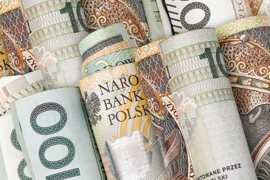 Niższe zatrudnienie i nowe informacje o zarobkach. GUS podał dane