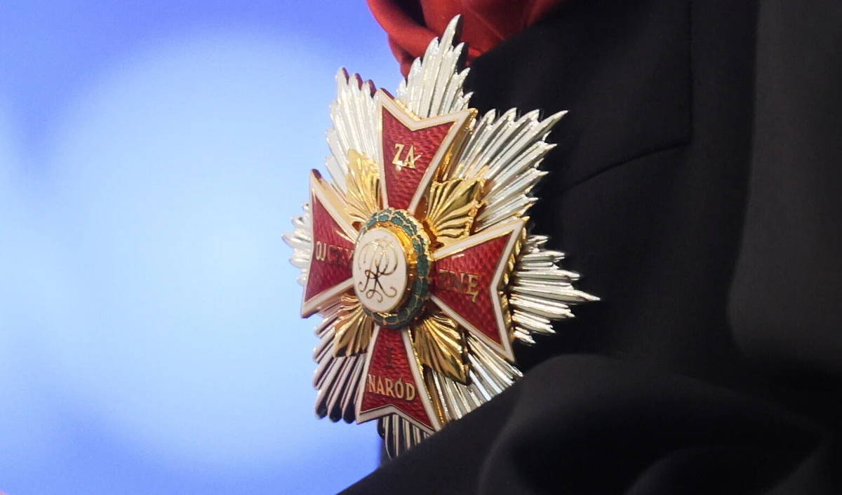 Order Orła Białego, Order Odrodzenia Polski czy Order Wojenny Virtuti Militari - polski system odznaczeń to nie tylko wyraz uznania dla wybitnych zasług, ale także ważny element budowania wspólnoty narodowej i kształtowania postaw obywatelskich. Jakie są najważniejsze polskie ordery i odznaczenia? Kto może je otrzymać i za co są przyznawane? Przedstawiamy najważniejsze informacje na temat polskich odznaczeń państwowych.