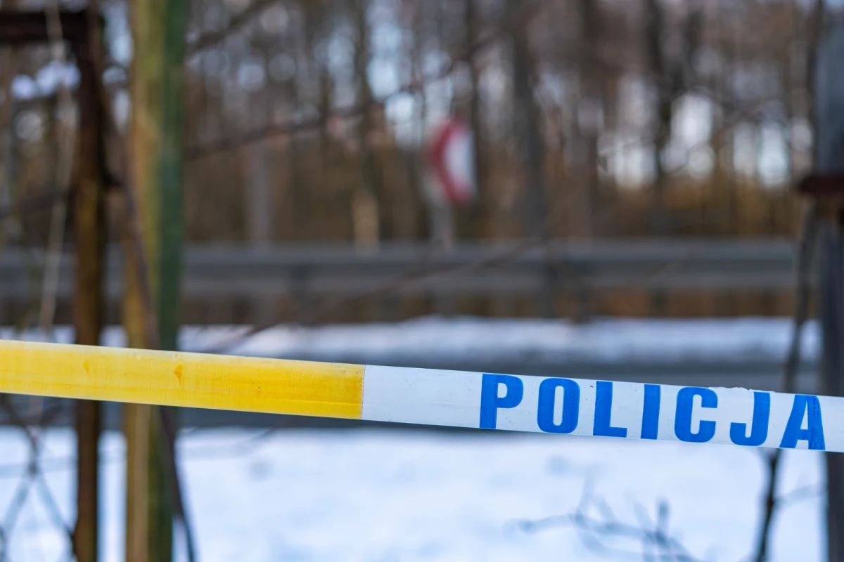 ​Prokuratura w Ostrowi Mazowieckiej skierowała do miejscowego sądu akt oskarżenia ws. śmierci z wychłodzenia 37-latka z Łomży. W styczniową, mroźną noc jego współtowarzysze podróży zostawili go bez kurtki i telefonu przy trasie S61. Po tygodniu ciało mężczyzny odnaleziono w rowie.