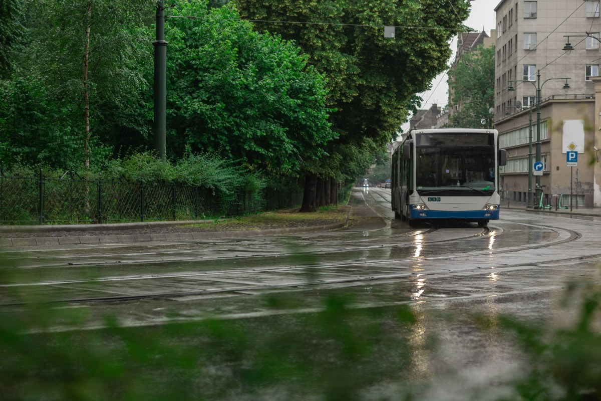 Potężna burza przeszła nad Krakowem. Są utrudnienia w komunikacji miejskiej