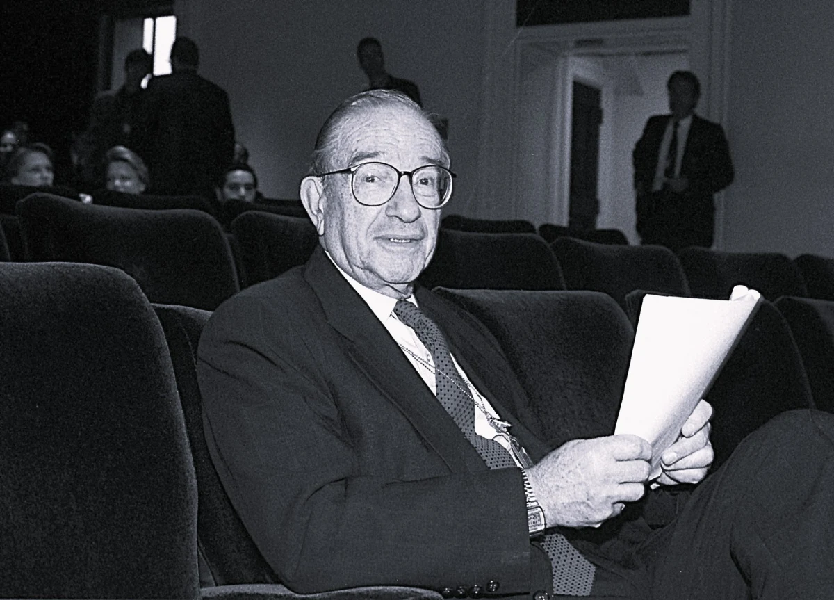 W wieku 100 lat zmarł Alan Greenspan, jeden z najbardziej wpływowych ekonomistów XX i XXI wieku oraz wieloletni przewodniczący amerykańskiej Rezerwy Federalnej. Informację o jego śmierci przekazała żona, Andrea Mitchell. Greenspan odszedł z powodu powikłań choroby Parkinsona.
