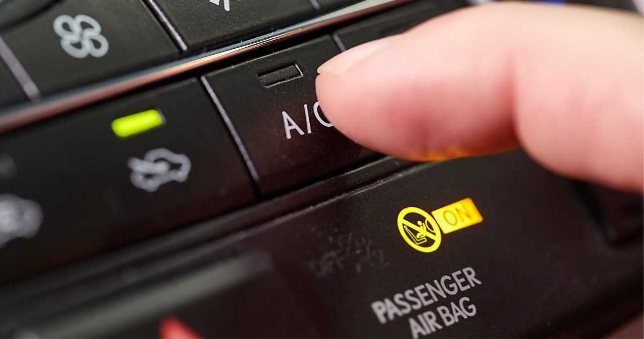 Naciskasz A/C każdego dnia. Ten przycisk robi znacznie więcej niż myślisz