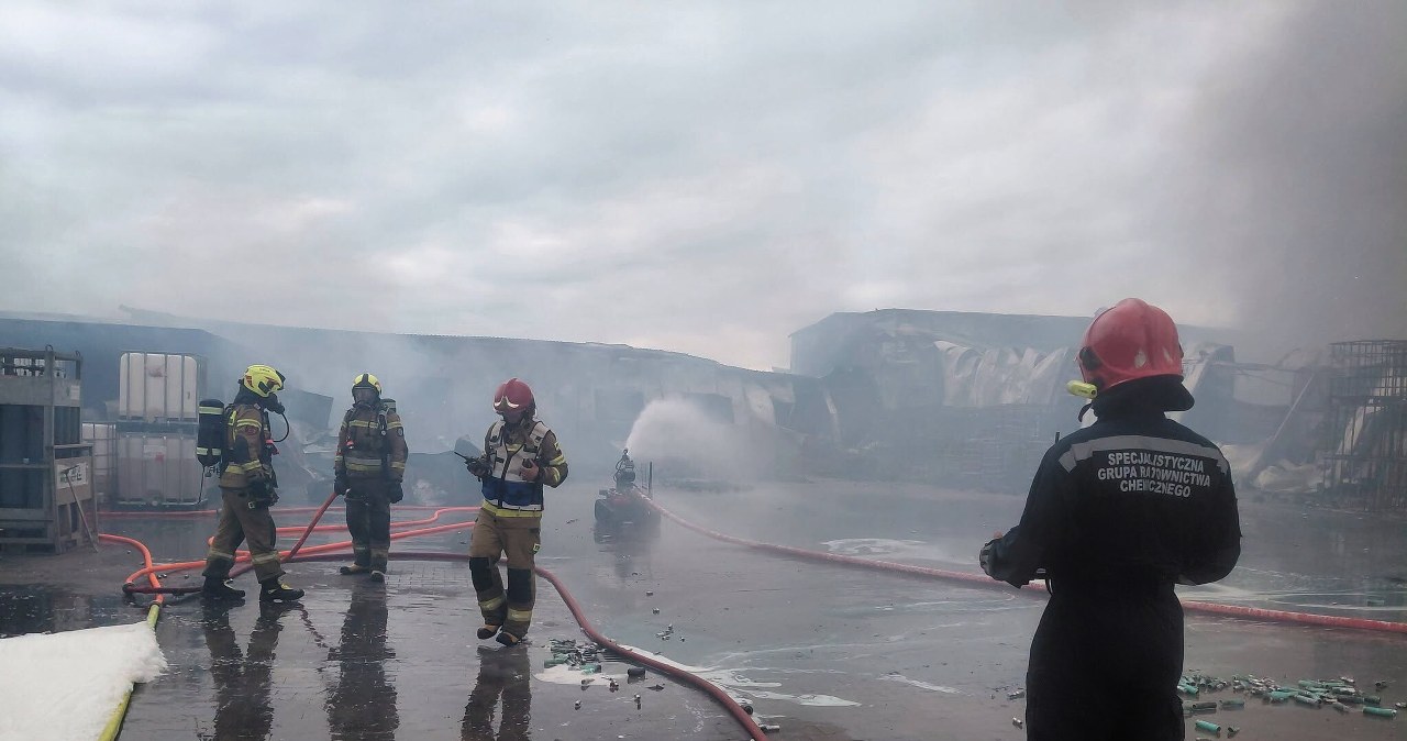 Pożar hali w Charnowie. Doszło do wypływu zanieczyszczeń do rzeki Słupi Pożar hali w Charnowie. Doszło do wypływu zanieczyszczeń do rzeki Słupi