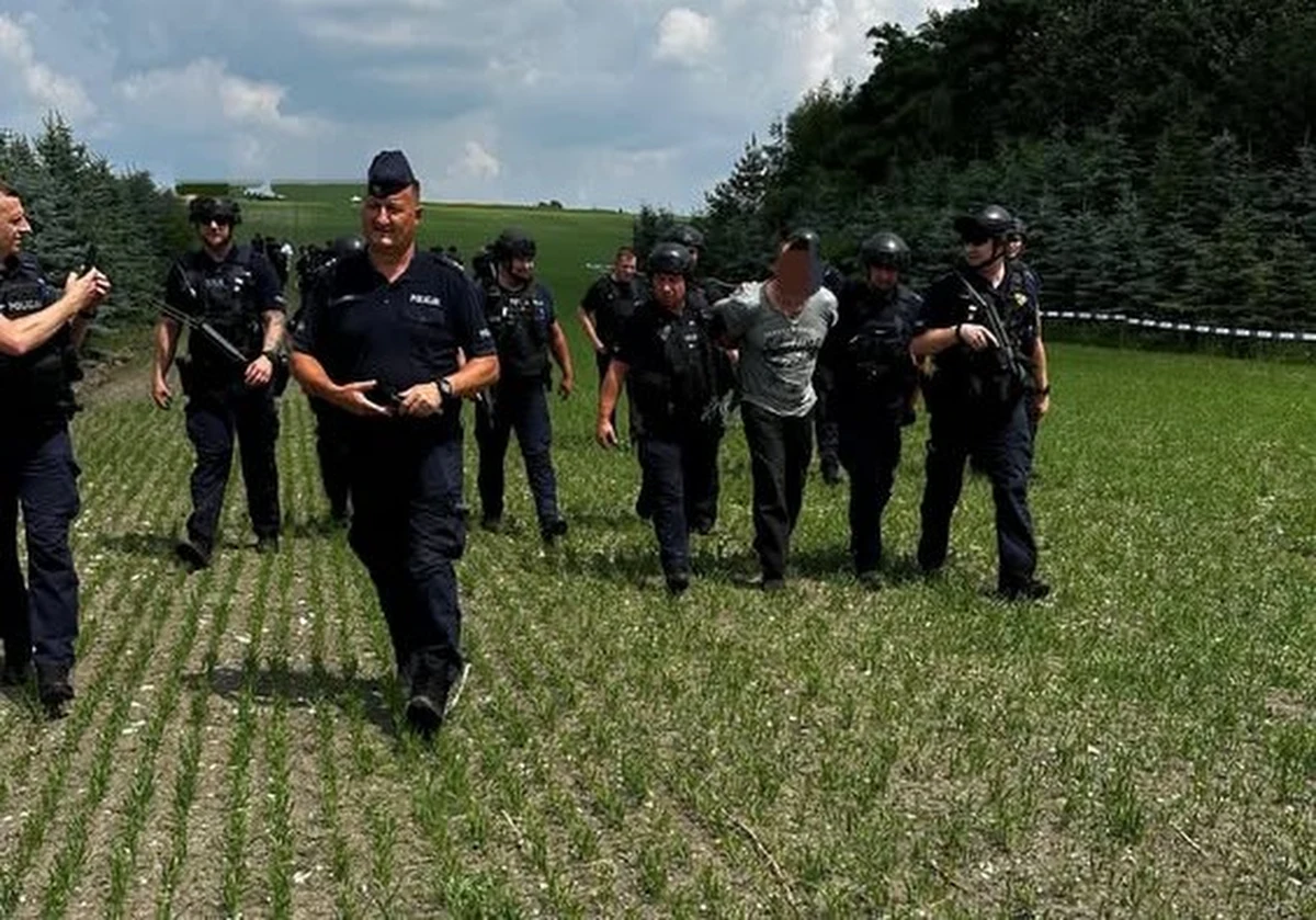 49-latek z Mierzawy w Świętokrzyskiem przyznał się do zabicia teścia i ranienia teściowej - informuje reporter RMF FM Krzysztof Zasada. Po trzydniowych poszukiwaniach Dariusz R. został dziś wczesnym popołudniem zatrzymany w okolicach swego domu. To były funkcjonariusz policji, obecnie na emeryturze.