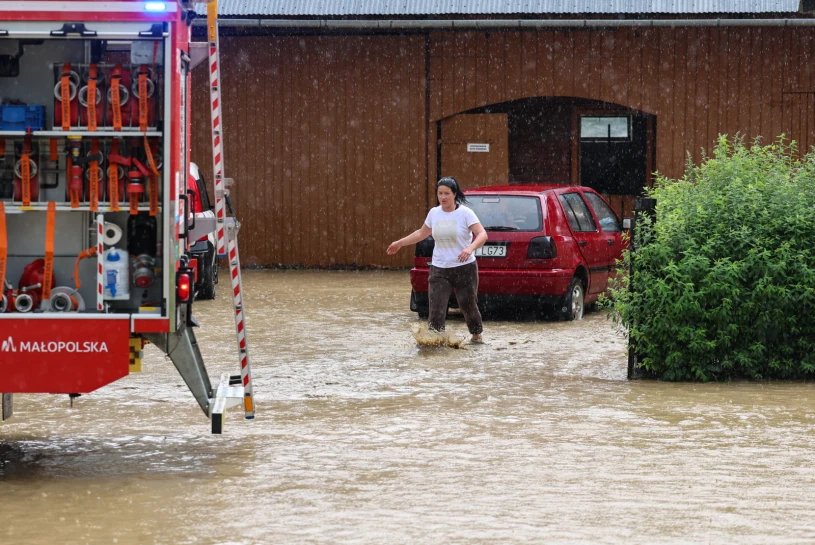 Zalane drogi i domy. Nawałnice na południu Polski