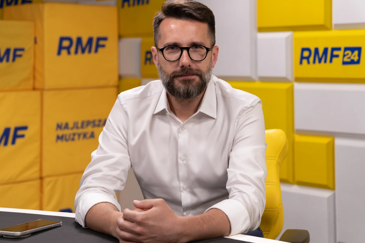 Czy Wołodymyr Zełenski powinien przyjechać do Polski na konferencję dotyczącą odbudowy Ukrainy? O to pytaliśmy Radosława Fogla z PiS w Popołudniowej rozmowie w RMF FM. "Myślę, że jest to absolutnie wtórne w sytuacji tego, co się dzieje: najpierw braku reakcji na polskie oburzenie po decyzji o nazwaniu ukraińskiej jednostki imieniem 'Bohaterów UPA', a teraz braku jakiejkolwiek refleksji" - powiedział polityk PiS. "Nie ma sensu wdawać się w pyskówki z Ukrainą" - dodał nasz gość.