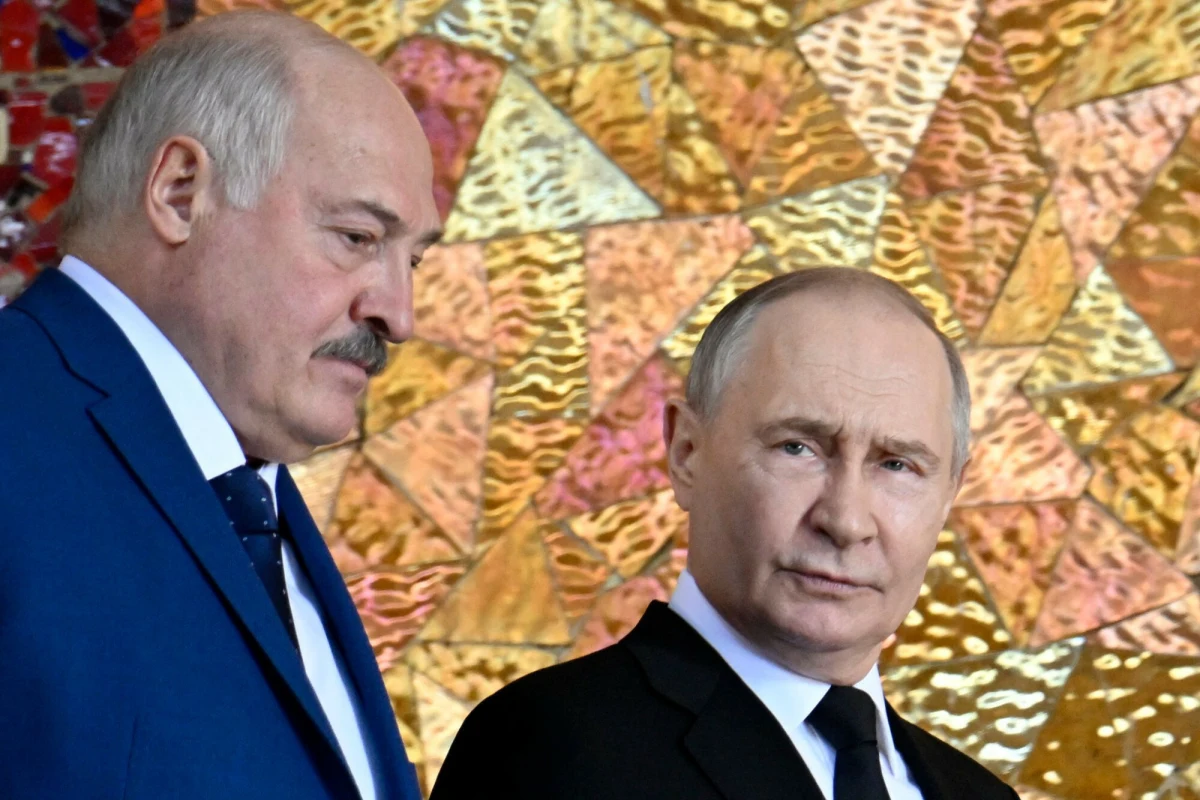 Władimir Putin i Alaksandr Łukaszenka mają zwołać spotkanie, na którym omówią "groźby Wołodymyra Zełenskiego" pod adresem Białorusi. W piątek prezydent Ukrainy zapowiedział, że Mińsk "ma tydzień" na usunięcie przekaźników, pozwalających Rosji na ataki dronowe. W dzisiejszym komunikacie białoruskiej dyplomacji padły słowa o "militaryzacji Europy" oraz "zaniepokojeniu" planami Polski i Francji.
