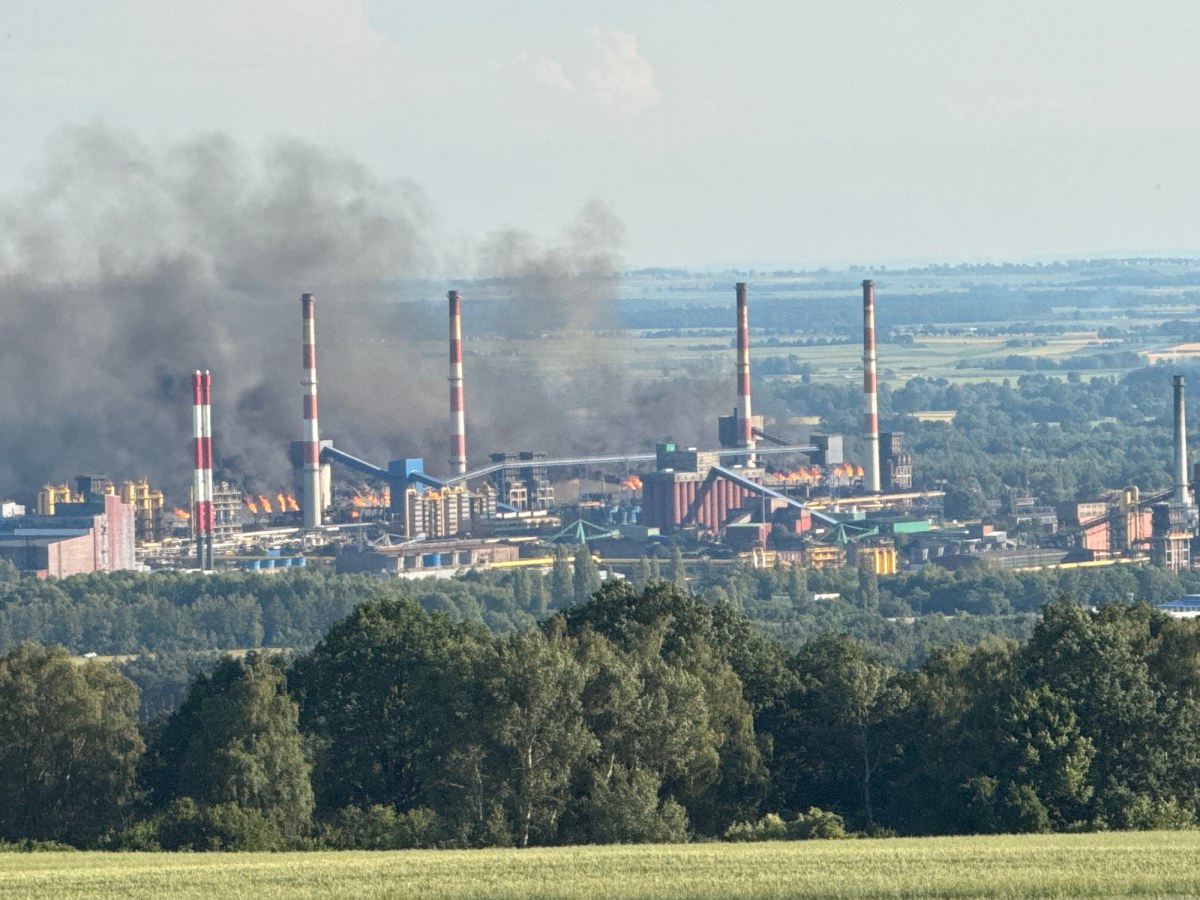 Kłęby dymu nad koksownią w Zdzieszowicach. To nie pożar