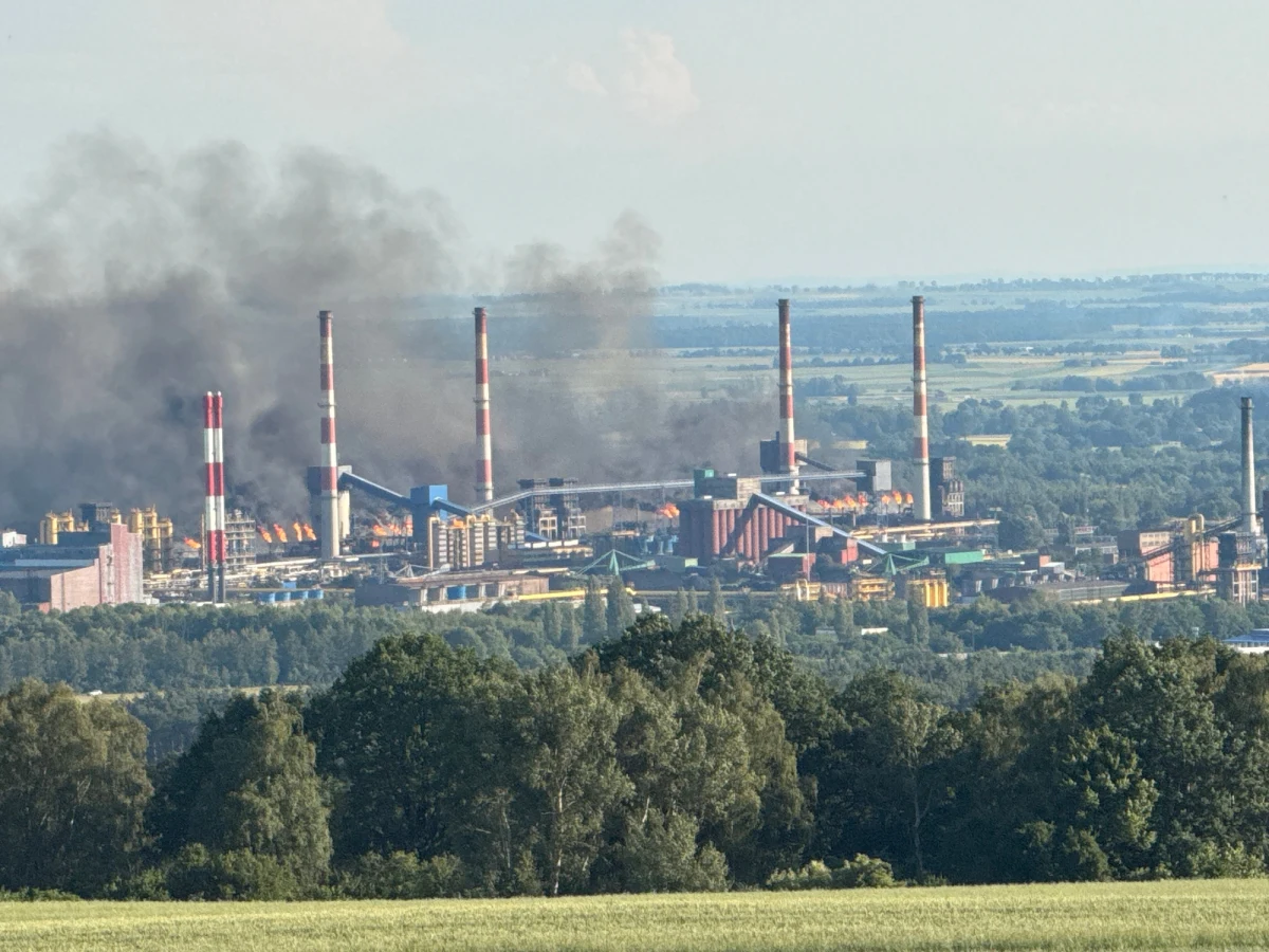 W Zdzieszowicach (woj. opolskie) nad zakładem koksowniczym ArcelorMittal Poland pojawiły się w poniedziałkowe popołudnie kłęby czarnego dymu. Wzbudziły one niepokój wśród mieszkańców. Jak się okazuje, nie jest to efekt pożaru, lecz awarii systemu zasilania.