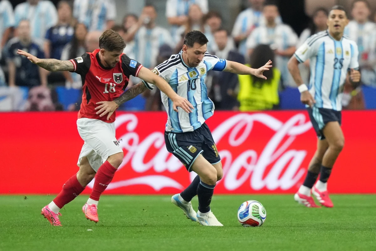 Argentyna i Austria zmierzyły się w meczu grupy J mistrzostw świata 2026 w Arlington koło Dallas. Spotkanie zakończyło się wynikiem 2:0 dla Argentyny. Tym samym drużyna z Ameryki Południowej, która broni tytułu, obejmuje prowadzenie w grupie i melduje się w 1/16 finału. Bohaterem spotkania - choć nie bez wpadki - został Leo Messi.