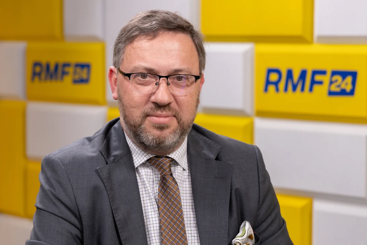 "Według moich informacji decyzja o nieprzyjechaniu do Gdańska zapadła, zanim prezydent Nawrocki zdecydował o odebraniu Orderu Orła Białego. Zełenski poczuł się urażony decyzją prezydenta Nawrockiego i nie zamierza ustępować w sprawach tożsamościowych. Mógłby tutaj (w Gdańsku) zostać narażony na trudne pytania. Jeśli polityk nie ma nic konstruktywnego do powiedzenia, lepiej, żeby wziął pauzę" - mówił w Rozmowie o 7:00 w Radiu RMF24 Bartosz Cichocki, były ambasador RP na Ukrainie. 
