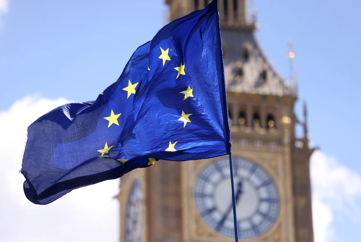 Dokładnie 10 lat po referendum w sprawie brexitu młodzi Brytyjczycy zagłosowaliby za powrotem Wielkiej Brytanii do Unii Europejskiej - twierdzi dziennik "Guardian", powołując się na badanie przeprowadzone przez think tank More in Common.