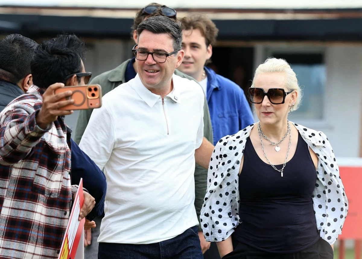 56-letni Andy Burnham, wieloletni burmistrz Wielkiego Manchesteru i jedna z najbardziej rozpoznawalnych postaci brytyjskiej Partii Pracy, jest wskazywany jako najpoważniejszy kandydat do objęcia stanowiska premiera po zapowiedzianym odejściu Keira Starmera. Polityk od lat buduje swój wizerunek jako reprezentant mieszkańców regionów pozostających poza londyńskim centrum władzy i głos tych, którzy czują się pomijani przez polityczne elity.