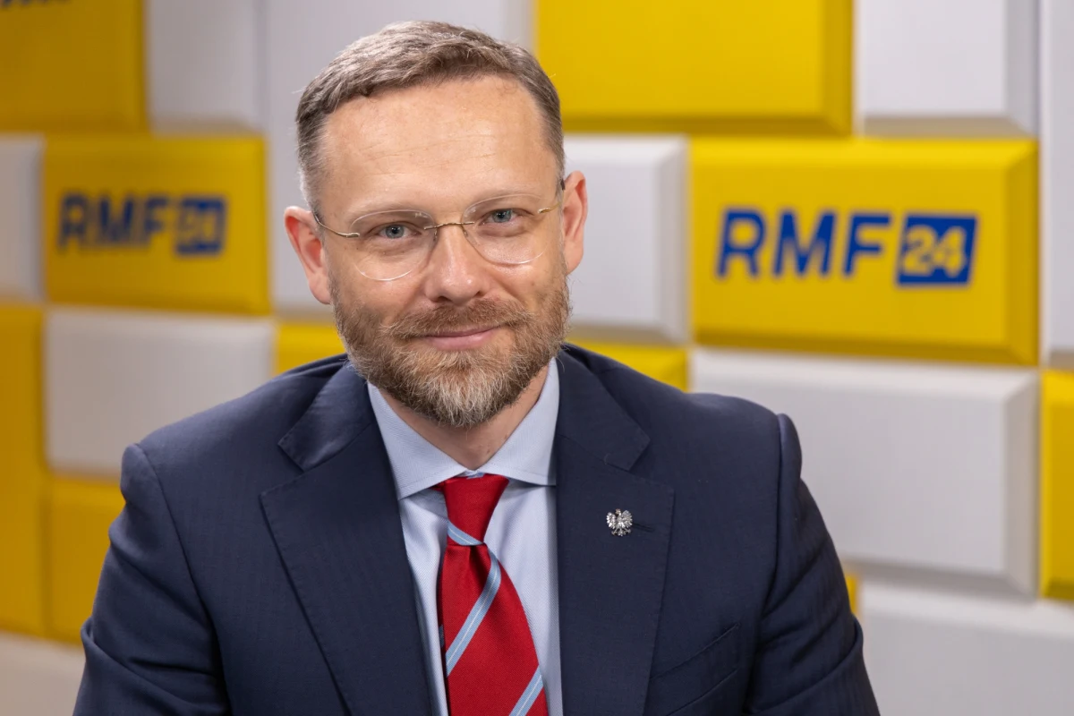 "To niepotrzebny ruch polityków byłych i obecnych, którzy odsyłają odznaczenia polskie nadane w ramach dobrych relacji. Te same ręce, które lekką ręką oddają odznaczenia, wciąż wyciągają ręce po pomoc do nas"– w ten sposób szef kancelarii prezydenta Zbigniew Bogucki komentował w Porannej rozmowie w RMF FM zachowanie byłych prezydentów Ukrainy, którzy oddają polskie odznaczenia. Tak pokazują solidarność z Wołodymyrem Zełenskim, któremu Order Orła Białego odebrał Karol Nawrocki.