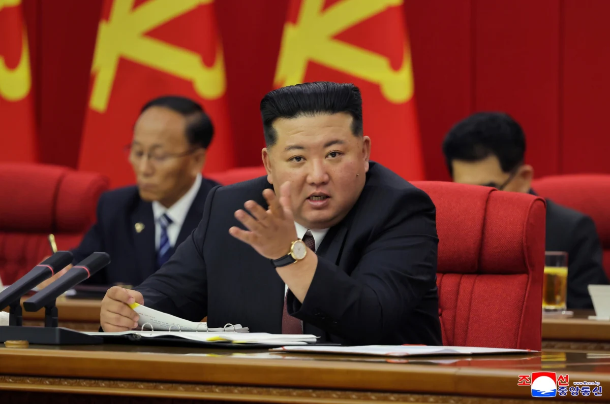 Przywódca Korei Północnej Kim Dzong Un zapowiedział dalszą rozbudowę potencjału nuklearnego swojego kraju w celu "zdominowania świata" – poinformowały we wtorek reżimowe media. Podczas partyjnych obrad w Pjongjangu ostro skrytykował Japonię, USA i Koreę Południową, oskarżając je o prowokacje i militaryzm.
