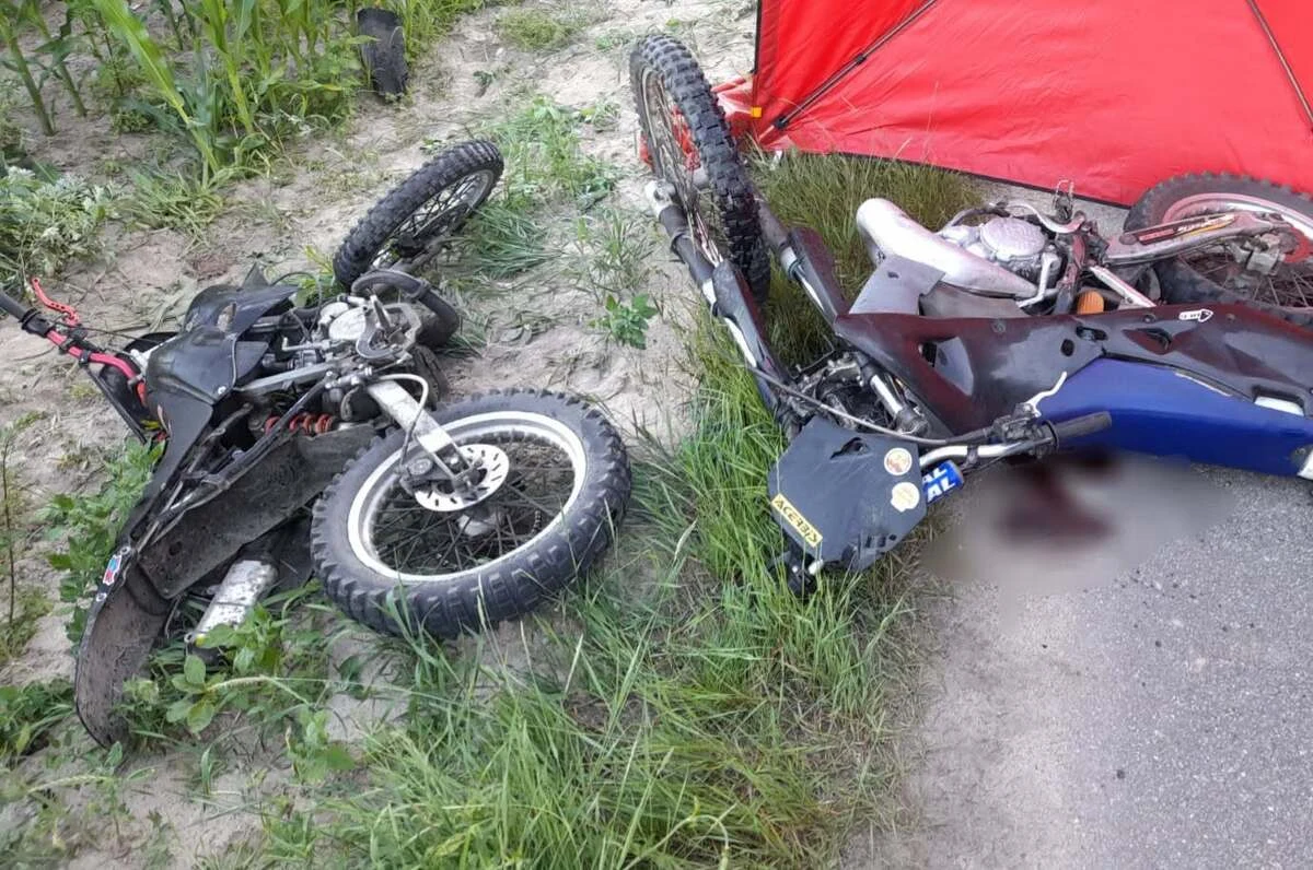 Do tragicznego wypadku doszło w poniedziałek w okolicach miejscowości Charzyny (woj. mazowieckie). Zginął 18-latek jadący motocyklem. Mężczyzna nie miał kasku.