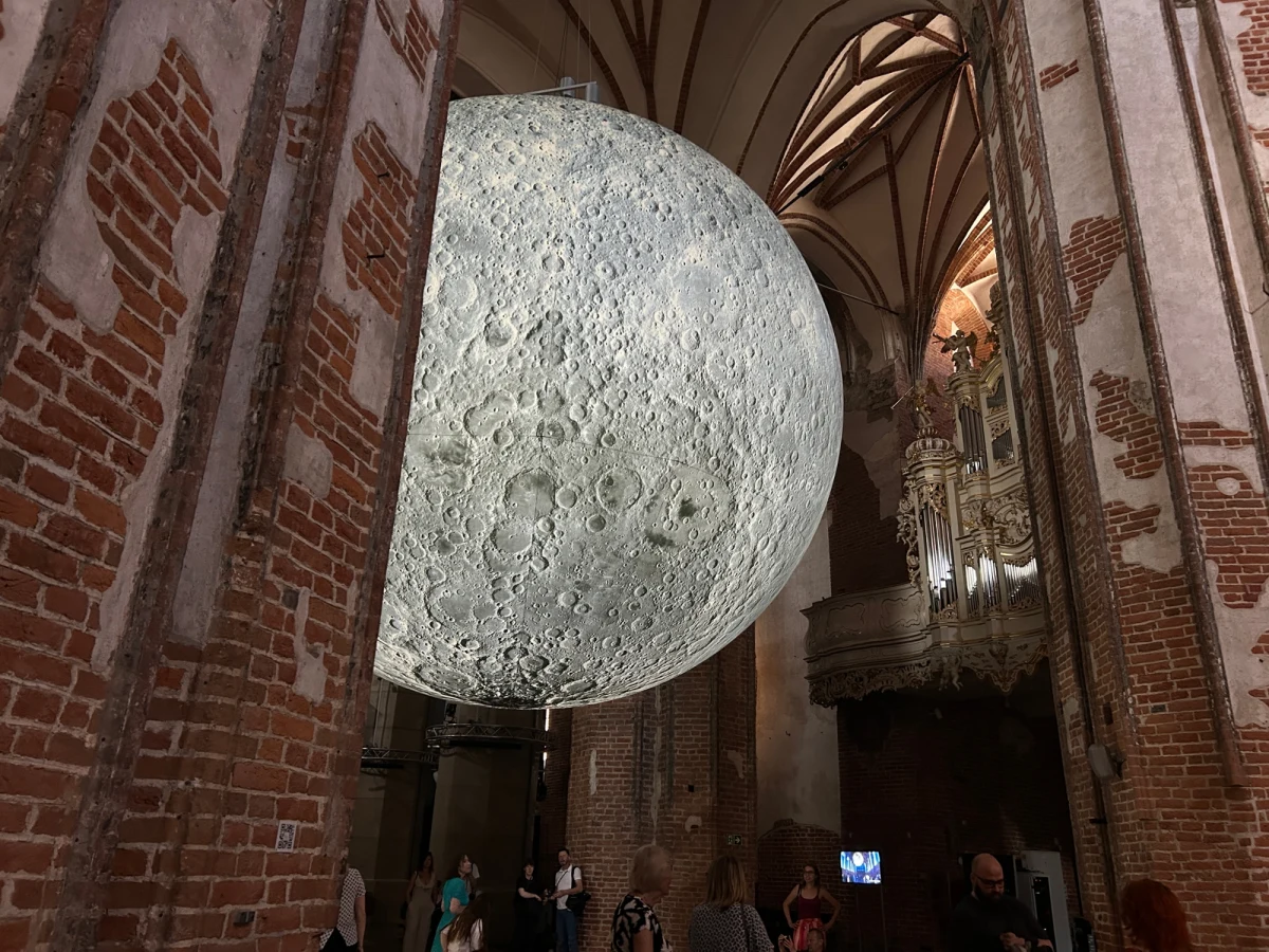 W Centrum św. Jana w Gdańsku zawisła niezwykła instalacja artystyczna – gigantyczna, szczegółowa replika Księżyca autorstwa brytyjskiego artysty Luke’a Jerrama. Wykonana została na podstawie zdjęć NASA. „Księżyc jest taką niesamowitą formą, takim obiektem, który łączy ludzi na całym świecie, więc w swojej prostocie jest też elementem zaskoczenia tutaj” – mówi Anna Zalewska Andruszkiewicz, kuratorka projektu „chyba śnisz”.