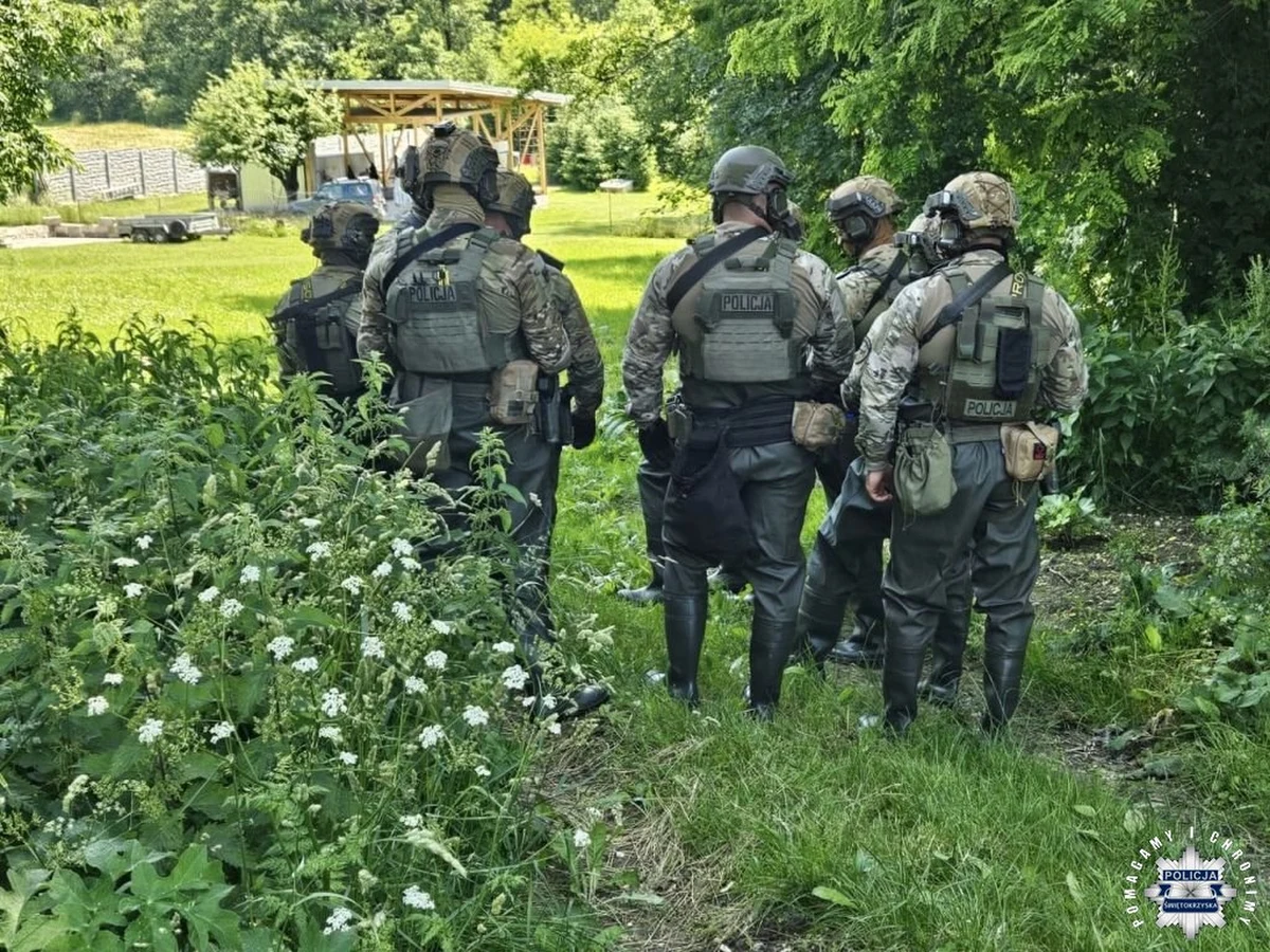 Dożywocie grozi Dariuszowi R. ze świętokrzyskiej Mierzawy. 49-letni były policjant usłyszał zarzuty zabójstwa teścia i usiłowania zabójstwa teściowej. Prokuratura chce aresztu dla podejrzanego.