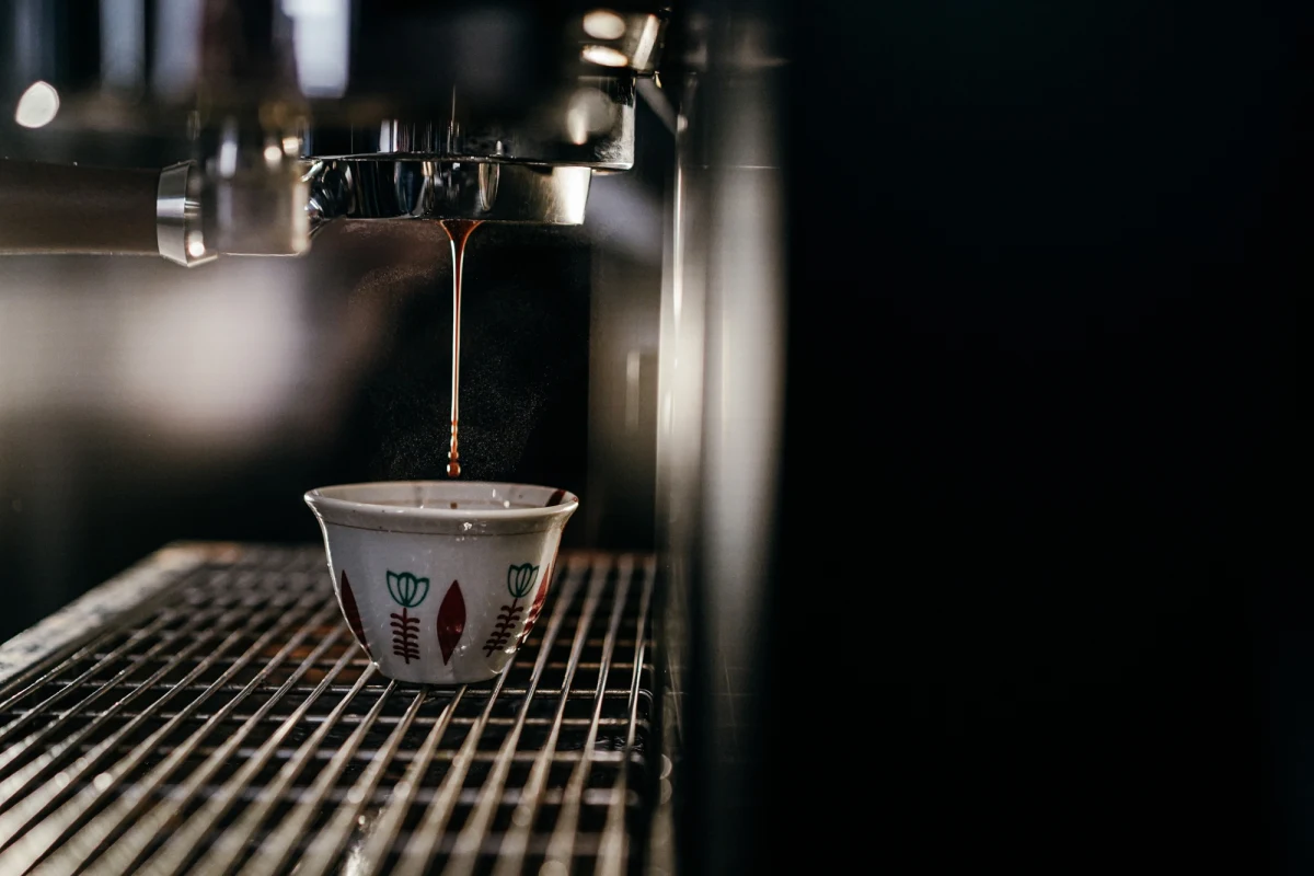Fizycy z Uniwersytetu Warszawskiego zbadali, jak ciśnienie wpływa na proces parzenia espresso. Problem nie jest błahy, bo przygotowanie idealnej kawy to sztuka, która od lat fascynuje nie tylko miłośników tego napoju, czy baristów, ale też naukowców. Najnowsze badania zespołu pod kierunkiem profesora Macieja Lisickiego z Instytutu Fizyki Teoretycznej UW rzucają nowe światło na złożony proces ekstrakcji kawy pod wysokim ciśnieniem, wyjaśniając, dlaczego nawet najbardziej zaawansowane ekspresy nie zawsze gwarantują powtarzalny efekt. Badania opisano w najnowszym numerze czasopismo "Physics of Fluids". 