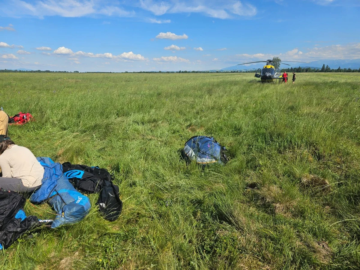 Groźny wypadek paralotniarza w okolicy Czarnego Dunajca na Podhalu. Poszkodowany 48-latek - uczestnik mistrzostw Polski w paralotniarstwie - runął z wysokości około 50 metrów. Trafił do Podhalańskiego Szpitala Specjalistycznego w Nowym Targu.