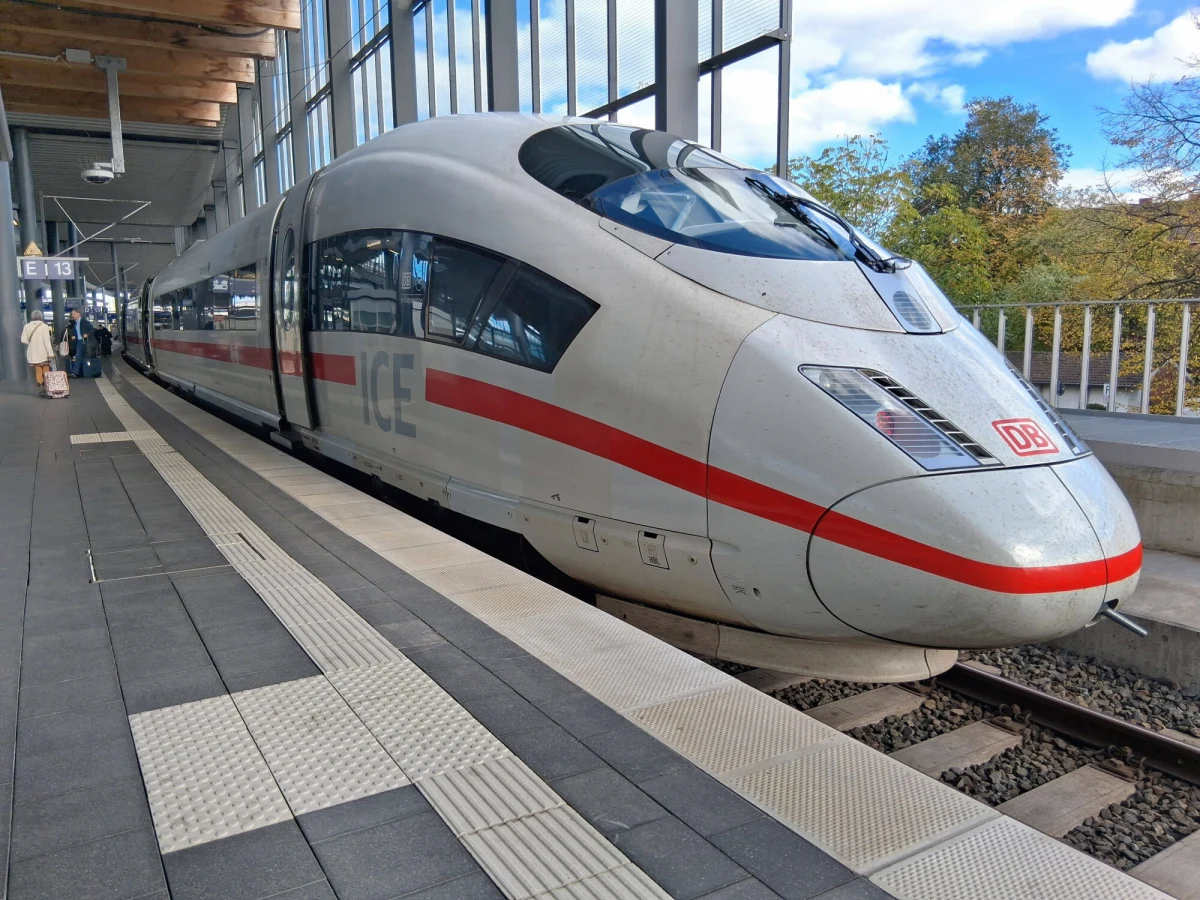 Niemiecki operator kolejowy Deutsche Bahn (DB) w całym kraju wstrzymał ruch pociągów - poinformowała agencja dpa. Przyczyną tej decyzji jest awaria systemu łączności radiowej. Składy, które realizują połączenia, są zatrzymywane na najbliższych stacjach.