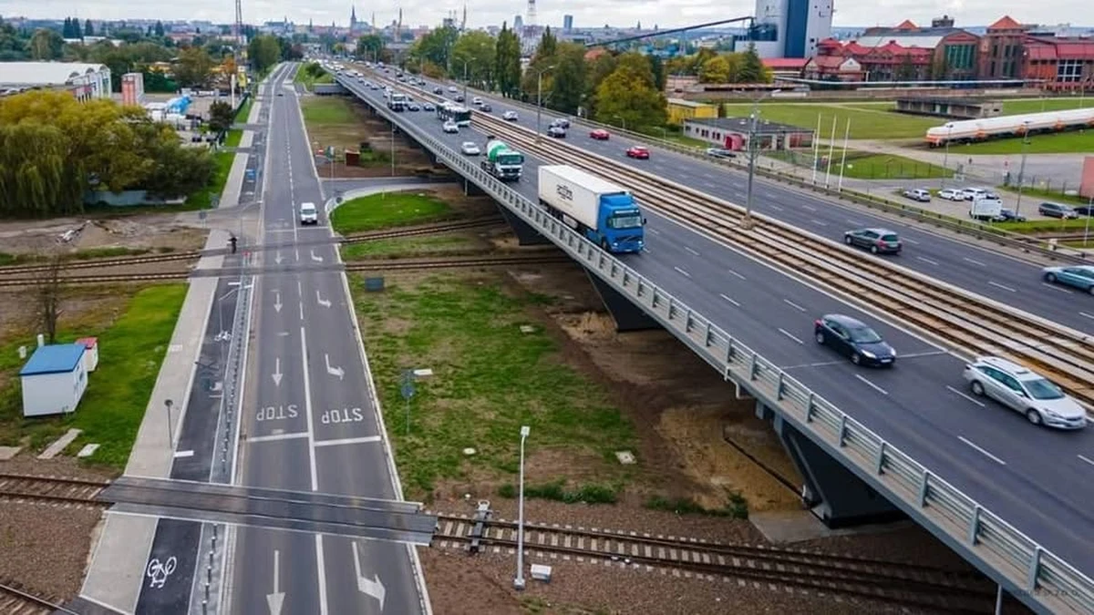 W najbliższych dniach mieszkańców Szczecina czekają poważne utrudnienia na Estakadzie Pomorskiej. Rozpoczyna się remont torowiska, który wymusi zamknięcie części pasów ruchu oraz czasowe wstrzymanie komunikacji tramwajowej między Prawobrzeżem a Śródmieściem. Sprawdź, jak będą wyglądały zmiany w organizacji ruchu i komunikacji miejskiej.