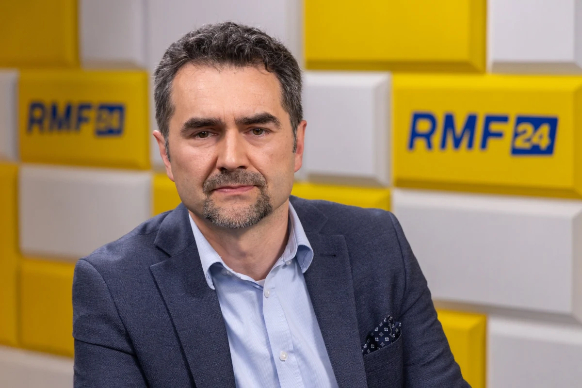 "Jeśli ktoś się nie sprawdził, nie dowozi i nie realizuje celów, należy podziękować takiej osobie. Muszę taki bilans przeprowadzić. (...) Pamiętajmy, że są to stanowiska w spółkach Skarbu Państwa, często dobrze płatne" - mówił w Rozmowie o 7:00 w Radiu RMF24 Piotr Malepszak, wiceminister infrastruktury, pełnomocnik rządu ds. CPK, odnosząc się do możliwych zmian kadrowych w państwowych firmach, które mu podlegają. "Dążę do tego, żeby mieć pełnię możliwości działania w obszarze, za który jestem odpowiedzialny. To jest naturalna kolej rzeczy" - precyzował.
