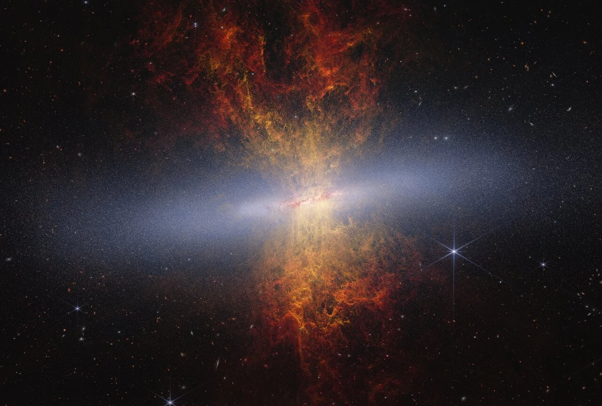 Kosmiczny Teleskop Jamesa Webba ujawnia miliony gwiazd w Galaktyce Cygaro. Najnowsze obserwacje wykonane z jego pomocą pozwoliły astronomom zajrzeć głębiej niż kiedykolwiek wcześniej w strukturę tej, jednej z najbardziej fascynujących galaktyk w naszym kosmicznym sąsiedztwie. Galaktyki Cygaro, znana również jako Messier 82 (M82), to oddalona o około 12 milionów lat świetlnych galaktyka spiralna, która od lat przyciąga uwagę naukowców ze względu na niezwykle intensywne procesy powstawania gwiazd. Najnowsze wyniki jej badań ogłosiła właśnie NASA.