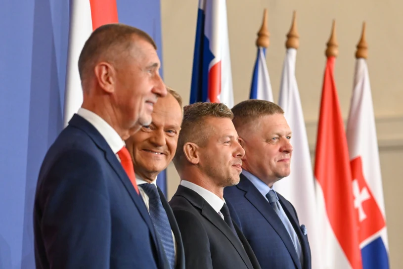 V4: Reanimacja. Przywódcy w legendarnym pałacu, w tle konflikt dwóch państw