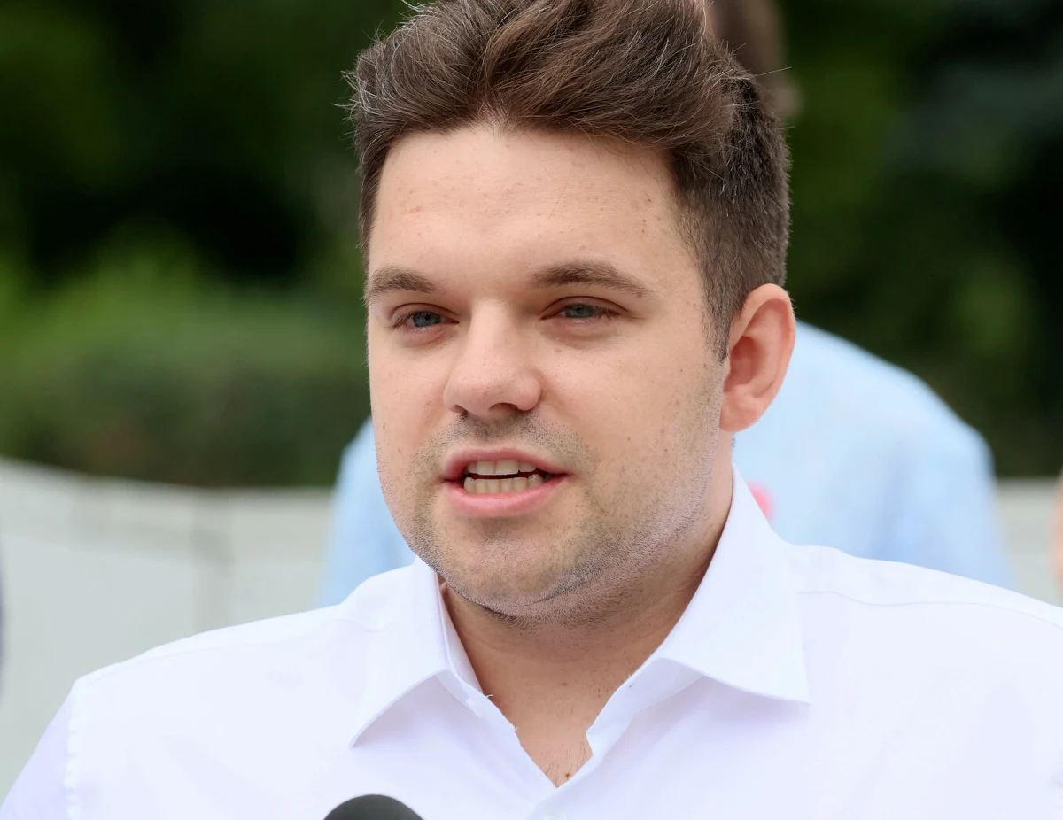 Wniosek o zawieszenie prawa wykonywania zawodu przez Dawida Kacprzyka złoży dzisiaj w sądzie lekarskim Naczelna Rada Lekarska. Młody medyk, były radny Koalicji Obywatelskiej, w ubiegłym roku zarobił ponad półtora miliona złotych. Miał pracować średnio jedenaście godzin dziennie, w trzech placówkach medycznych. W czasie dyżurów - jak ujawniły media - prowadził działalność polityczną. 