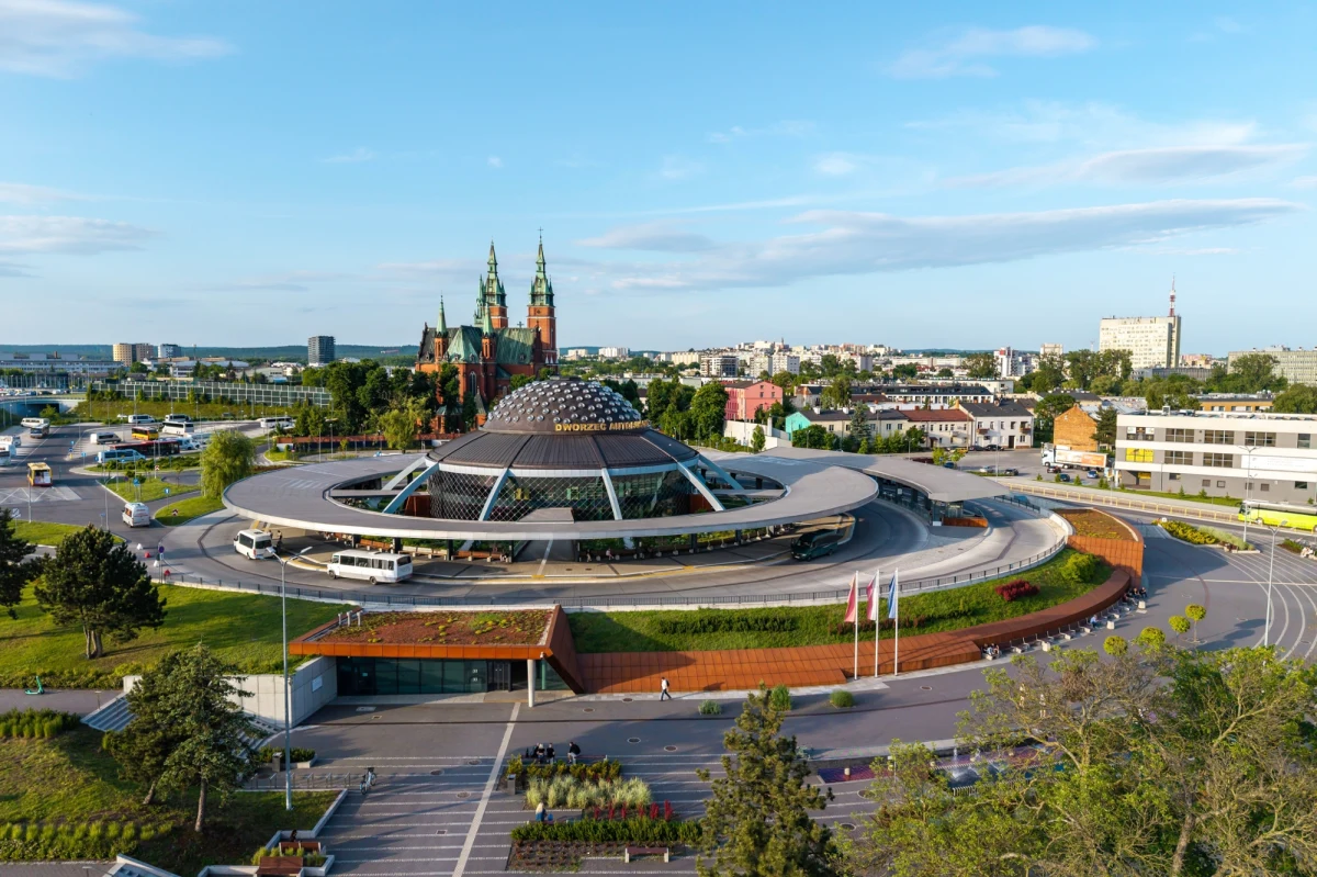 Już od 27 czerwca mieszkańcy i turyści odwiedzający Kielce będą mogli skorzystać z dwóch nowych sezonowych linii autobusowych – CK1 i CK2. Specjalne połączenia mają ułatwić dojazd do najpopularniejszych miejsc miasta, takich jak Kadzielnia, Ogród Botaniczny czy Rezerwat Wietrznia. Autobusy będą kursować w każdą sobotę i niedzielę przez cały okres wakacyjny.