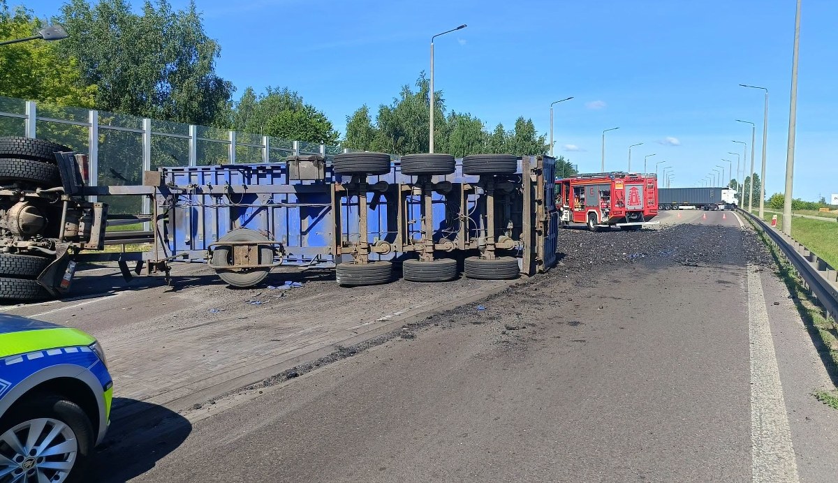 Ciężarówka zderzyła się z busem w Białej Podlaskiej; węgiel wysypał się na drogę