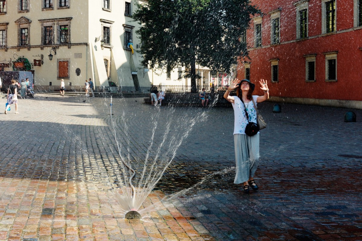 Zraszacze i Miejsca Chłodu. Tak Warszawa przygotowała się na falę upałów
