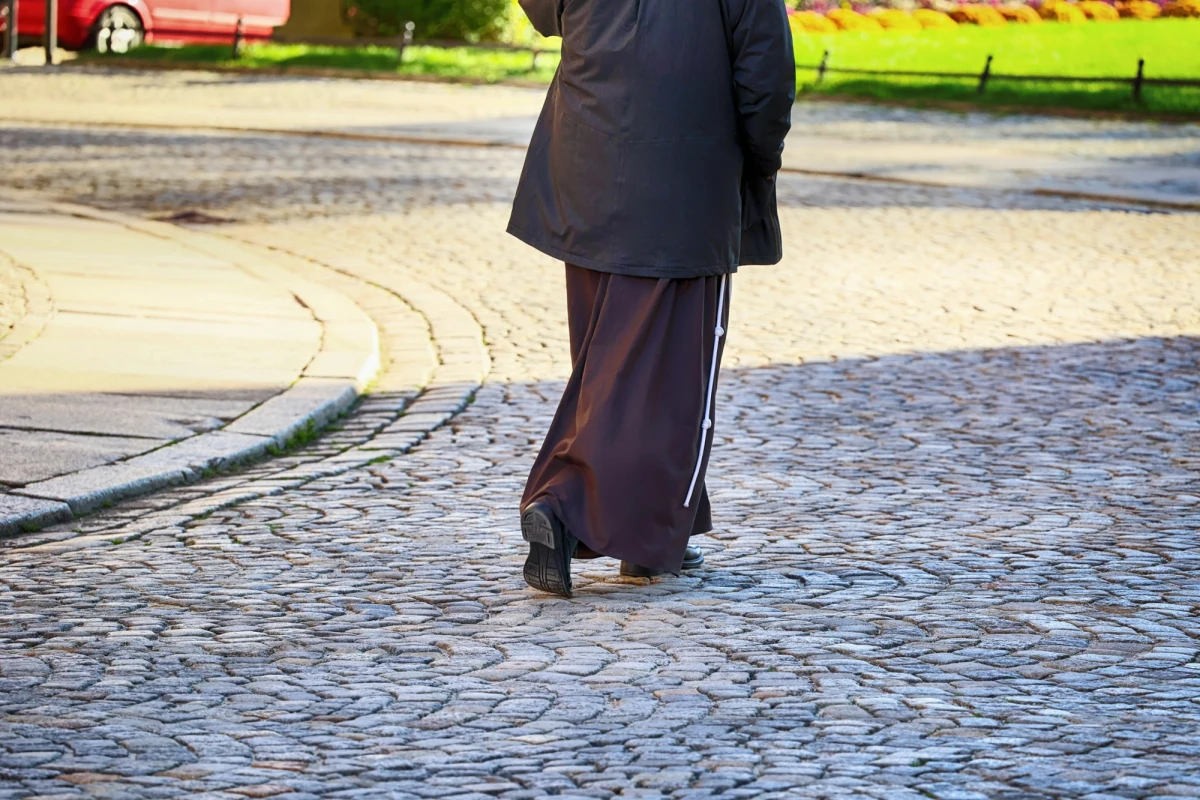 Głośna sprawa księdza Konrada Ż. z Lublina znalazła swój finał w sądzie. Duchowny, który w Wielki Piątek został zatrzymany przez policję za prowadzenie samochodu pod wpływem alkoholu, usłyszał wyrok. Sąd Rejonowy Lublin-Zachód skazał go na 5,4 tysiąca złotych grzywny, czteroletni zakaz prowadzenia pojazdów mechanicznych oraz przepadek samochodu. Dodatkowo ksiądz musi wpłacić 5 tysięcy złotych na Fundusz Pomocy Pokrzywdzonym oraz Pomocy Postpenitencjarnej.