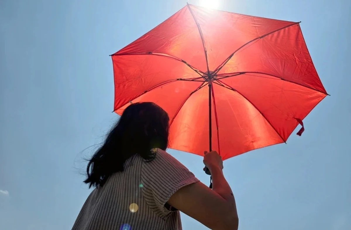 Ostrzeżenia przed bardzo wysoką temperaturą wydał o poranku Instytut Meteorologii i Gospodarki Wodnej. Centralna część kraju od zachodu po wschód objęta jest alertami 2. stopnia przed upałem. Obowiązują od godz. 12:00. Apogeum tropikalnych upałów jednak dopiero w weekend.