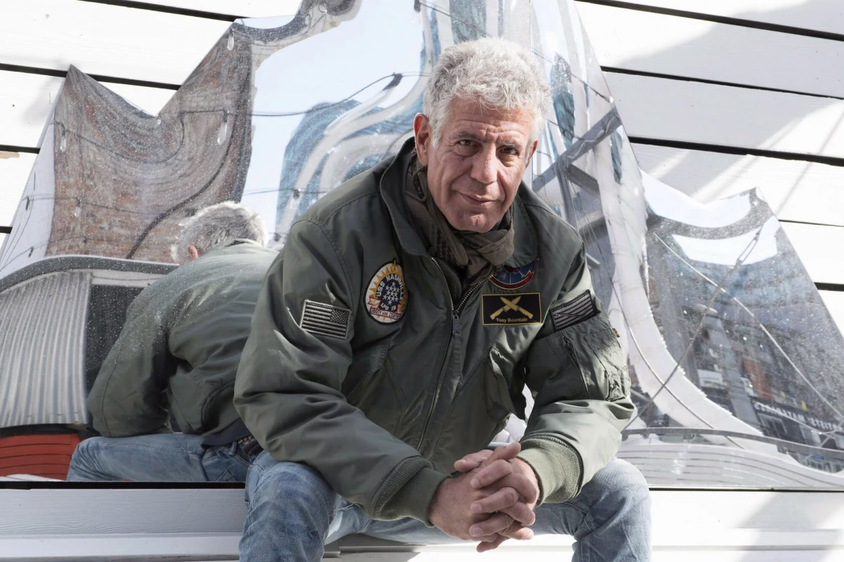 25 czerwca Anthony Bourdain świętowałby swoje 70. urodziny. Choć od jego tragicznej śmierci minęło już kilka lat, bezkompromisowe rady i sekrety, które ujawnił w kultowej książce „Kitchen Confidential”, wciąż pozostają biblią dla klientów na całym świecie. Przypominamy najważniejsze z nich.